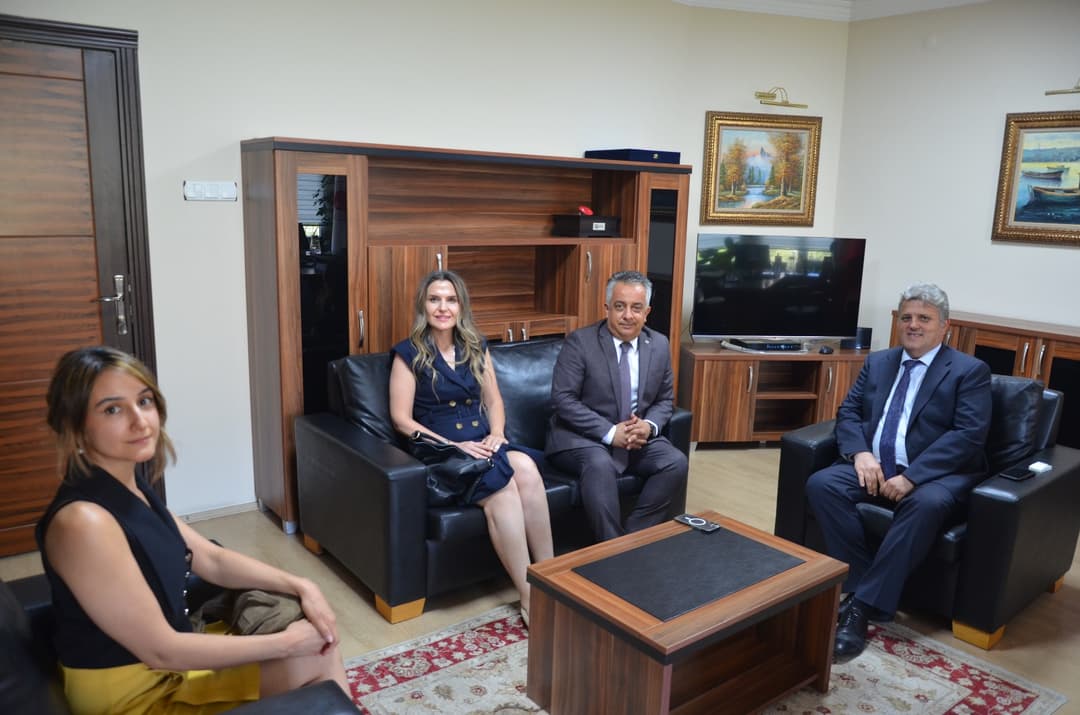 BARO BAŞKANIMIZ AV. UTKU DEVRİM BARIŞ ARSLAN, BARO BAŞKAN YARDIMCIMIZ AV. AYŞE ÖĞÜNÇLÜ VE YÖNETİM KURULU ÜYEMİZ AV. ADA ÖVGÜ AKAR, TAYİNİ ÇIKAN CUMHURİYET BAŞSAVCISI ALİ ULVİ YILMAZ’I MAKAMINDA ZİYARET ETMİŞTİR.