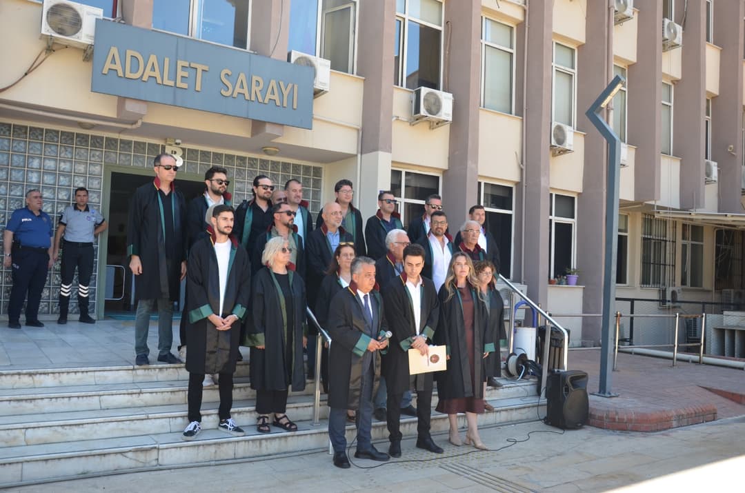 Baromuz Çevre Ve Kent Hukuku Komisyonu tarafından Aydın Adliyesi B kapısı önünde “Zeytinlik alanlarının madenciliğe açılmasının önünü açan ve açıkça Anayasa ile korunan çevre hakkını ihlal eden “Bazı Kanunlarda Değişiklik Yapılmasına Dair Kanun Teklifi”ne karşı” basın açıklaması yapılmış.